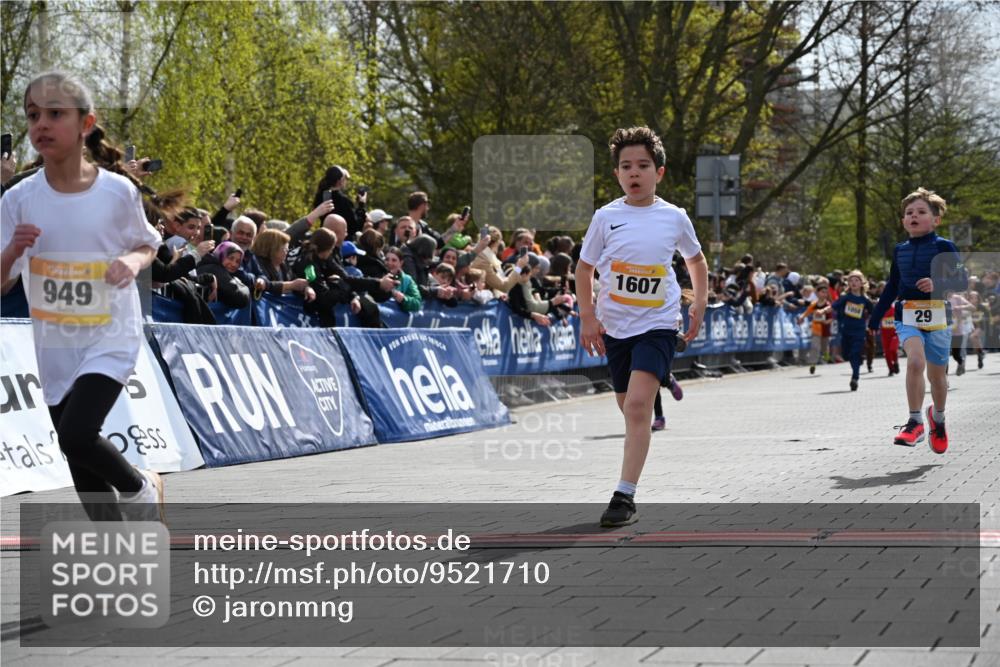 12.04.2026 - 45. Internationalen Wilhelmsburger Insellauf J. Mangold http://msf.ph/oto/9521710 12.04.2026 14:20:21 Ziel 750, 1623, 844, 34, 949, 1607, 29, 948, 1058, 966 meine-sportfotos.de