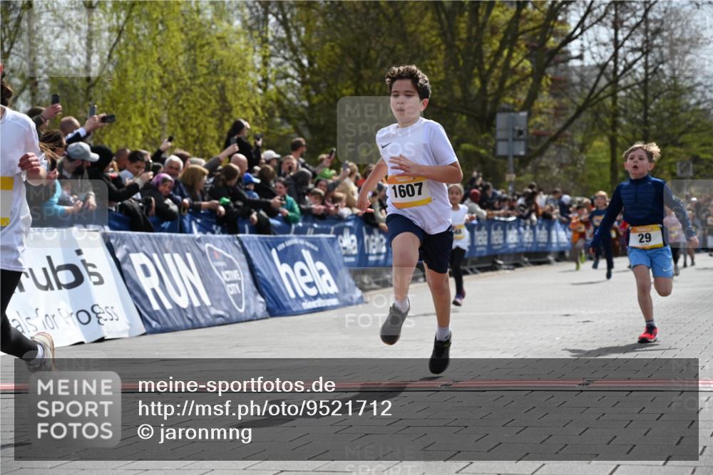 12.04.2026 - 45. Internationalen Wilhelmsburger Insellauf J. Mangold http://msf.ph/oto/9521712 12.04.2026 14:20:21 Ziel 750, 1623, 844, 34, 949, 1607, 29, 948, 1058, 966 meine-sportfotos.de