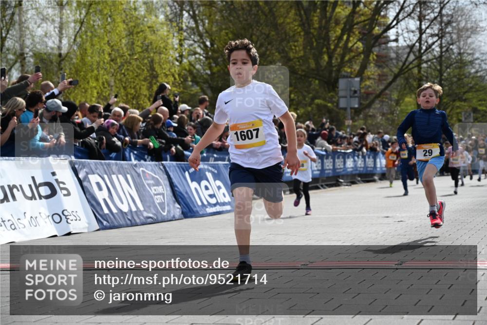 12.04.2026 - 45. Internationalen Wilhelmsburger Insellauf J. Mangold http://msf.ph/oto/9521714 12.04.2026 14:20:21 Ziel 750, 1623, 844, 34, 949, 1607, 29, 948, 1058, 966 meine-sportfotos.de