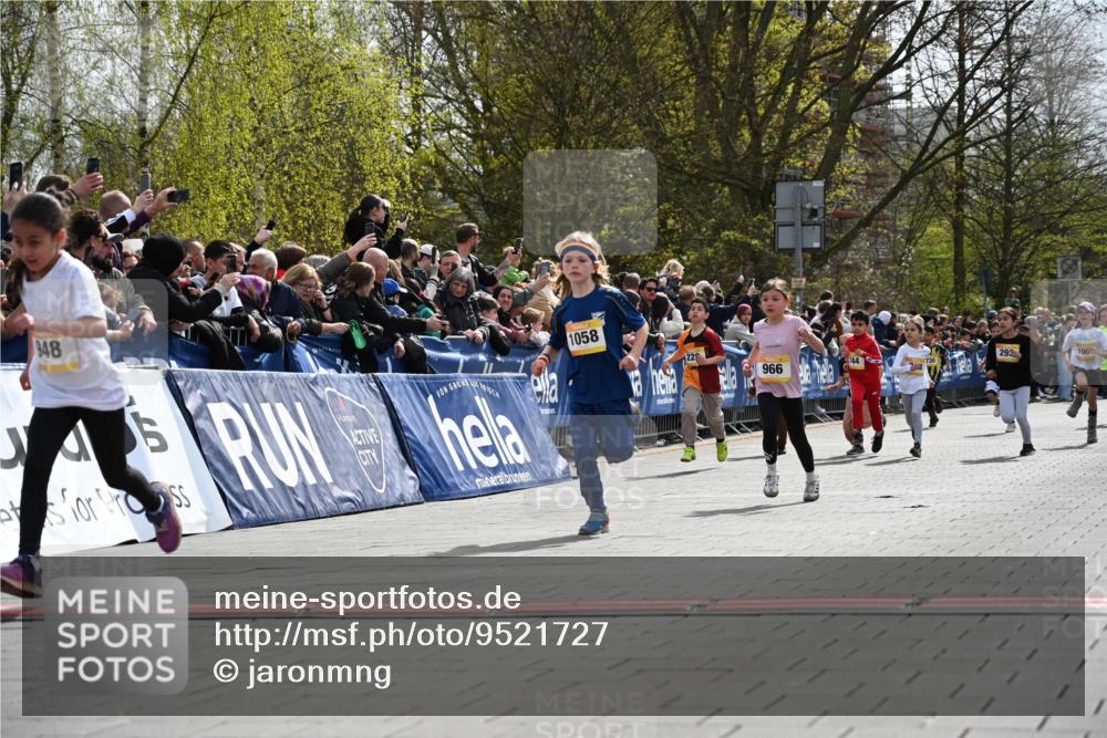12.04.2026 - 45. Internationalen Wilhelmsburger Insellauf J. Mangold http://msf.ph/oto/9521727 12.04.2026 14:20:24 Ziel 949, 1607, 29, 948, 1058, 966, 998, 228, 298, 293, 744, 1008, 747, 262, 598 meine-sportfotos.de