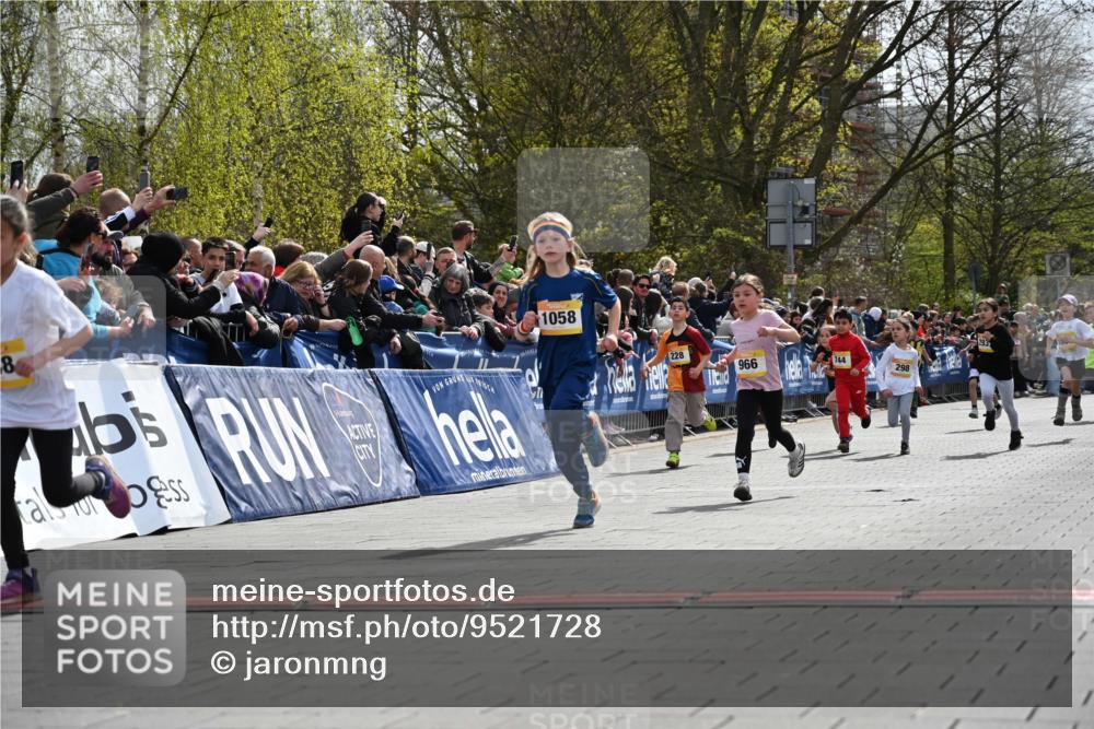 12.04.2026 - 45. Internationalen Wilhelmsburger Insellauf J. Mangold http://msf.ph/oto/9521728 12.04.2026 14:20:24 Ziel 949, 1607, 29, 948, 1058, 966, 998, 228, 298, 293, 744, 1008, 747, 262, 598 meine-sportfotos.de