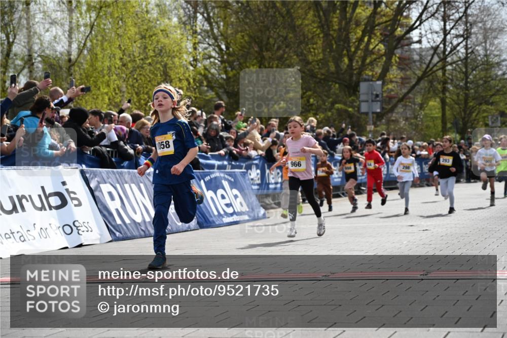 12.04.2026 - 45. Internationalen Wilhelmsburger Insellauf J. Mangold http://msf.ph/oto/9521735 12.04.2026 14:20:24 Ziel 949, 1607, 29, 948, 1058, 966, 998, 228, 298, 293, 744, 1008, 747, 262, 598 meine-sportfotos.de