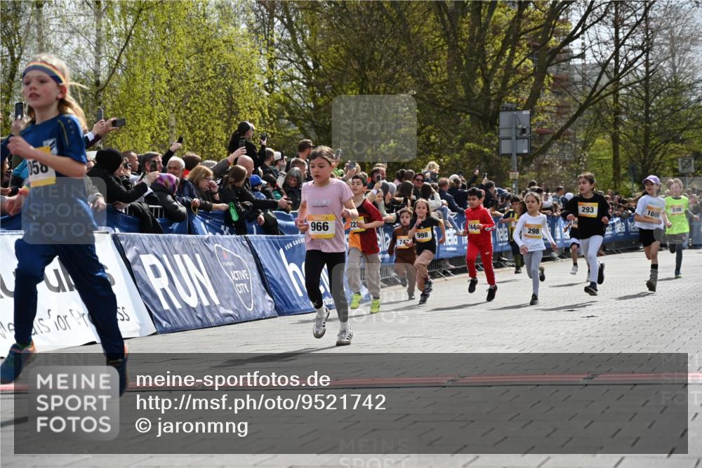 12.04.2026 - 45. Internationalen Wilhelmsburger Insellauf J. Mangold http://msf.ph/oto/9521742 12.04.2026 14:20:25 Ziel 1607, 29, 948, 1058, 966, 998, 228, 298, 293, 744, 1008, 747, 262, 598, 730 meine-sportfotos.de