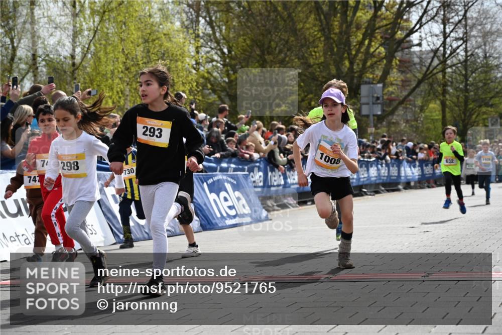 12.04.2026 - 45. Internationalen Wilhelmsburger Insellauf J. Mangold http://msf.ph/oto/9521765 12.04.2026 14:20:28 Ziel 1058, 966, 998, 228, 298, 293, 744, 1008, 747, 262, 598, 730, 632, 1608 meine-sportfotos.de