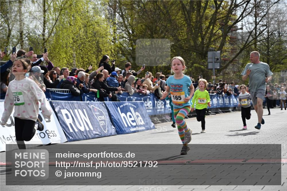 12.04.2026 - 45. Internationalen Wilhelmsburger Insellauf J. Mangold http://msf.ph/oto/9521792 12.04.2026 14:20:33 Ziel 730, 632, 1608, 165, 171, 20, 313 meine-sportfotos.de