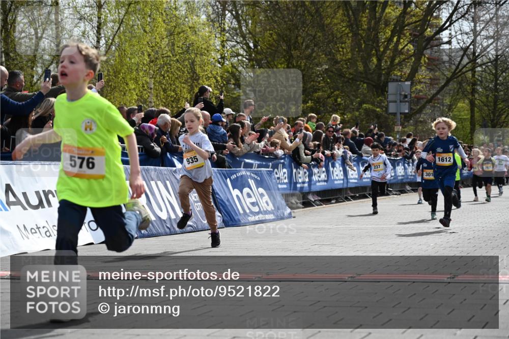 12.04.2026 - 45. Internationalen Wilhelmsburger Insellauf J. Mangold http://msf.ph/oto/9521822 12.04.2026 14:20:39 Ziel 171, 20, 313, 576, 935, 301, 61, 237, 578 meine-sportfotos.de