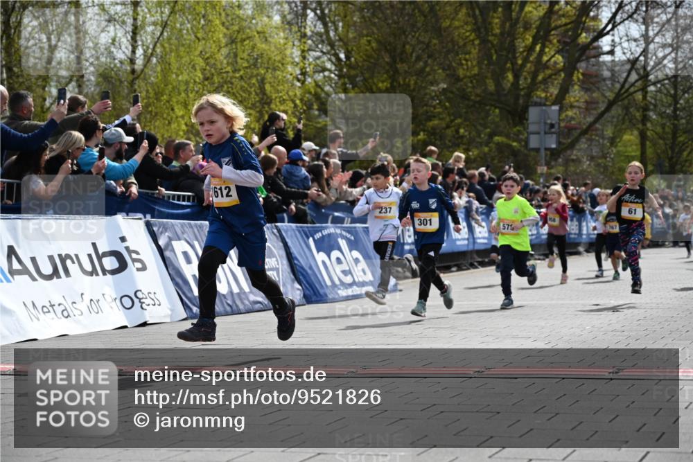 12.04.2026 - 45. Internationalen Wilhelmsburger Insellauf J. Mangold http://msf.ph/oto/9521826 12.04.2026 14:20:41 Ziel 576, 935, 301, 61, 237, 578, 751, 940, 958, 832, 1610, 3 meine-sportfotos.de