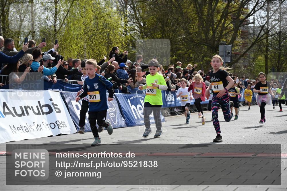 12.04.2026 - 45. Internationalen Wilhelmsburger Insellauf J. Mangold http://msf.ph/oto/9521838 12.04.2026 14:20:42 Ziel 576, 935, 301, 61, 237, 578, 751, 940, 958, 832, 1610, 3, 285, 1073, 767, 404 meine-sportfotos.de