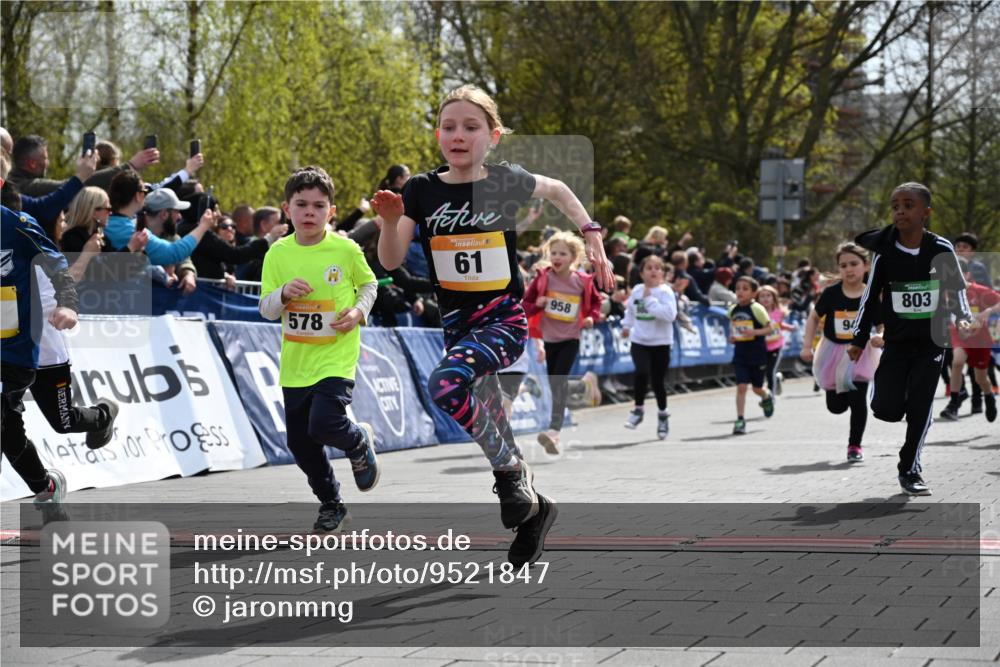 12.04.2026 - 45. Internationalen Wilhelmsburger Insellauf J. Mangold http://msf.ph/oto/9521847 12.04.2026 14:20:43 Ziel 576, 935, 301, 61, 237, 578, 751, 940, 958, 832, 1610, 3, 285, 1073, 767, 404, 318, 539 meine-sportfotos.de