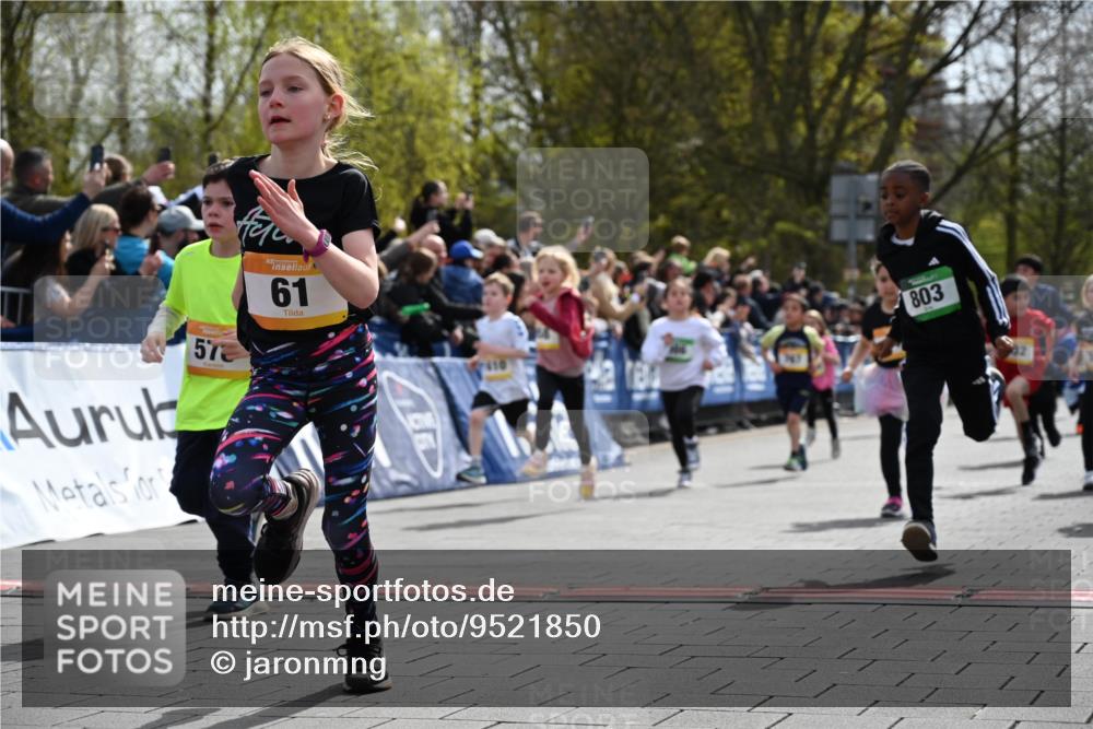 12.04.2026 - 45. Internationalen Wilhelmsburger Insellauf J. Mangold http://msf.ph/oto/9521850 12.04.2026 14:20:43 Ziel 576, 935, 301, 61, 237, 578, 751, 940, 958, 832, 1610, 3, 285, 1073, 767, 404, 318, 539 meine-sportfotos.de