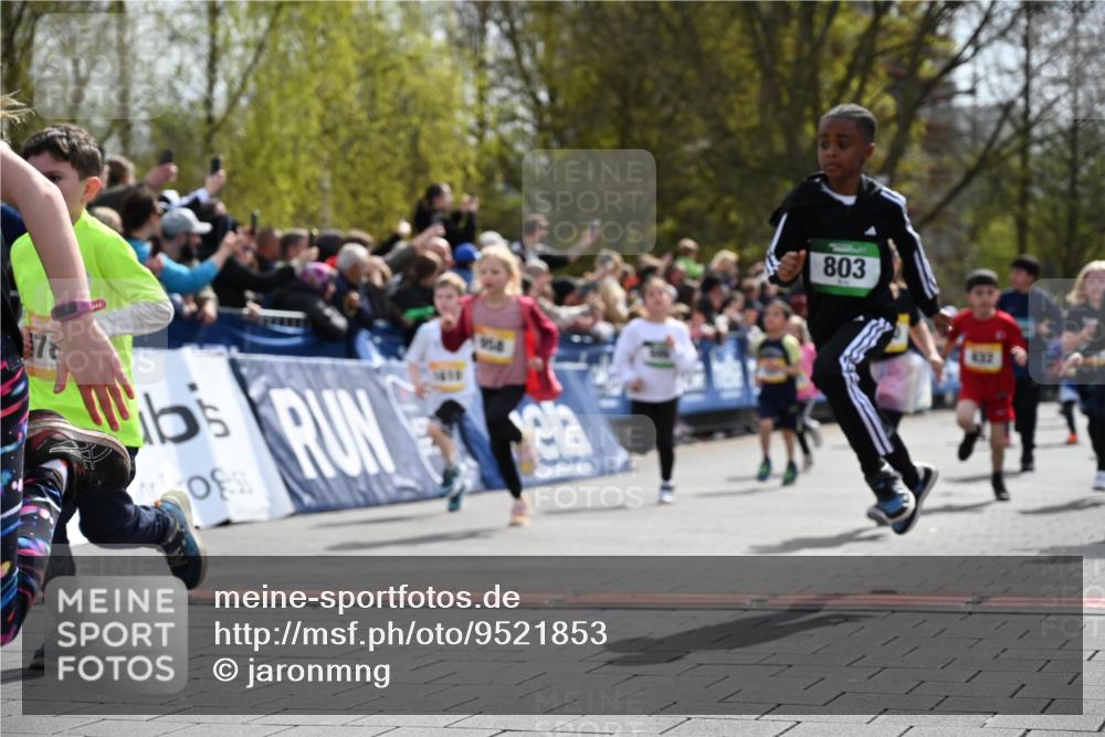 12.04.2026 - 45. Internationalen Wilhelmsburger Insellauf J. Mangold http://msf.ph/oto/9521853 12.04.2026 14:20:43 Ziel 576, 935, 301, 61, 237, 578, 751, 940, 958, 832, 1610, 3, 285, 1073, 767, 404, 318, 539 meine-sportfotos.de