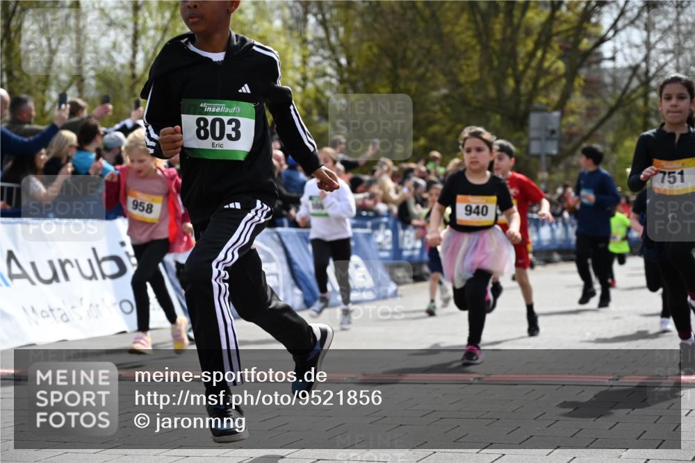 12.04.2026 - 45. Internationalen Wilhelmsburger Insellauf J. Mangold http://msf.ph/oto/9521856 12.04.2026 14:20:44 Ziel 935, 301, 61, 237, 578, 751, 940, 958, 832, 1610, 3, 285, 1073, 767, 404, 318, 539, 431, 135, 545 meine-sportfotos.de