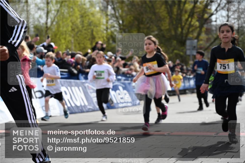 12.04.2026 - 45. Internationalen Wilhelmsburger Insellauf J. Mangold http://msf.ph/oto/9521859 12.04.2026 14:20:44 Ziel 935, 301, 61, 237, 578, 751, 940, 958, 832, 1610, 3, 285, 1073, 767, 404, 318, 539, 431, 135, 545 meine-sportfotos.de
