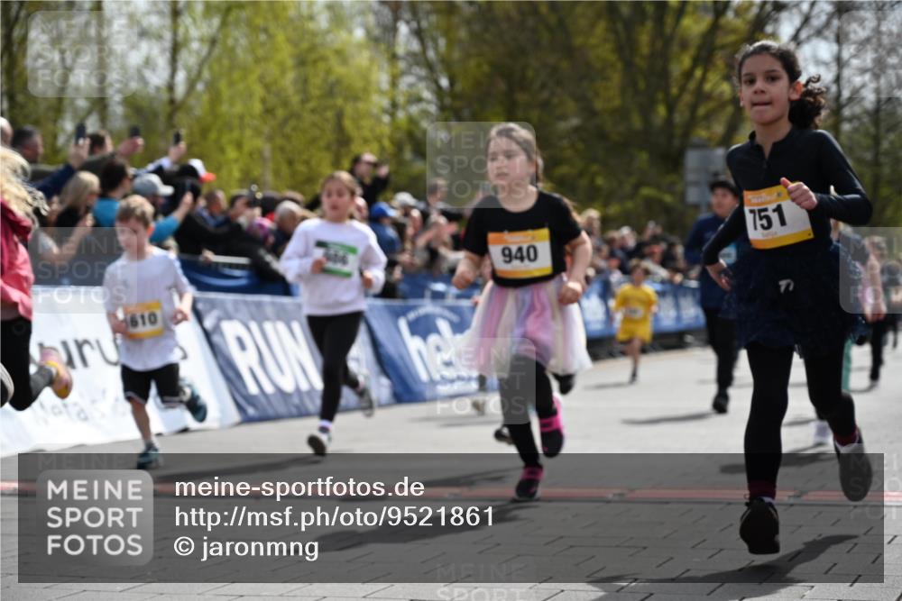 12.04.2026 - 45. Internationalen Wilhelmsburger Insellauf J. Mangold http://msf.ph/oto/9521861 12.04.2026 14:20:44 Ziel 935, 301, 61, 237, 578, 751, 940, 958, 832, 1610, 3, 285, 1073, 767, 404, 318, 539, 431, 135, 545 meine-sportfotos.de