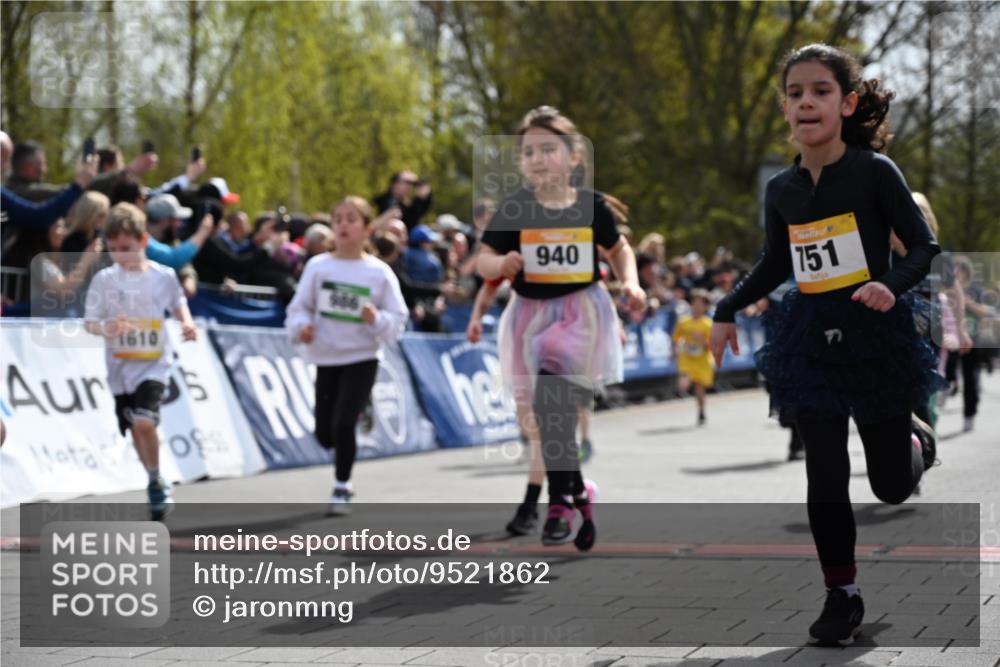 12.04.2026 - 45. Internationalen Wilhelmsburger Insellauf J. Mangold http://msf.ph/oto/9521862 12.04.2026 14:20:44 Ziel 935, 301, 61, 237, 578, 751, 940, 958, 832, 1610, 3, 285, 1073, 767, 404, 318, 539, 431, 135, 545 meine-sportfotos.de