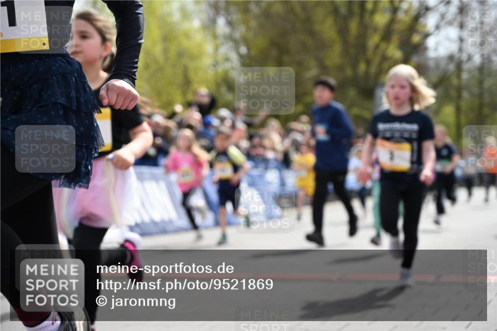 12.04.2026 - 45. Internationalen Wilhelmsburger Insellauf J. Mangold http://msf.ph/oto/9521869 12.04.2026 14:20:45 Ziel 301, 61, 237, 578, 751, 940, 958, 832, 1610, 3, 285, 1073, 767, 404, 318, 539, 431, 135, 545, 537, 30, 133, 977, 84 meine-sportfotos.de