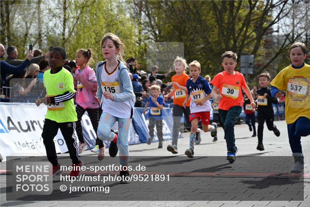 12.04.2026 - 45. Internationalen Wilhelmsburger Insellauf J. Mangold http://msf.ph/oto/9521891 12.04.2026 14:20:49 Ziel 3, 285, 1073, 767, 404, 318, 539, 431, 135, 545, 537, 30, 133, 977, 84, 1606, 473, 956, 467, 324, 299, 1605, 278 meine-sportfotos.de