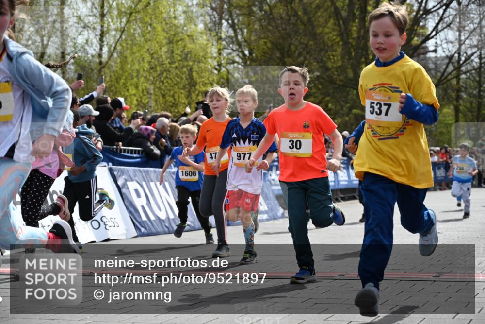 12.04.2026 - 45. Internationalen Wilhelmsburger Insellauf J. Mangold http://msf.ph/oto/9521897 12.04.2026 14:20:49 Ziel 3, 285, 1073, 767, 404, 318, 539, 431, 135, 545, 537, 30, 133, 977, 84, 1606, 473, 956, 467, 324, 299, 1605, 278 meine-sportfotos.de