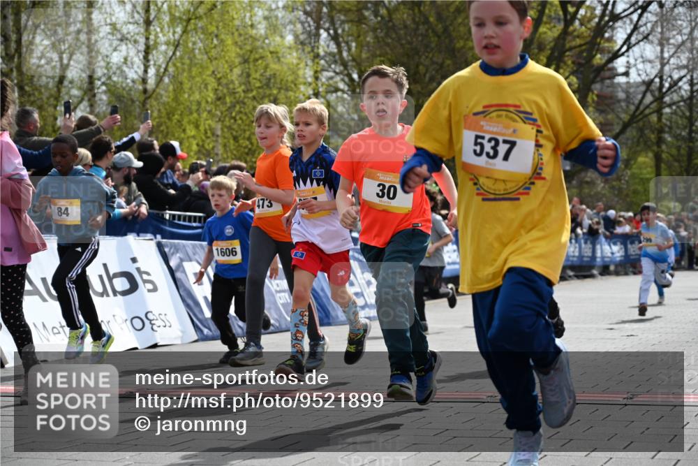 12.04.2026 - 45. Internationalen Wilhelmsburger Insellauf J. Mangold http://msf.ph/oto/9521899 12.04.2026 14:20:49 Ziel 3, 285, 1073, 767, 404, 318, 539, 431, 135, 545, 537, 30, 133, 977, 84, 1606, 473, 956, 467, 324, 299, 1605, 278 meine-sportfotos.de