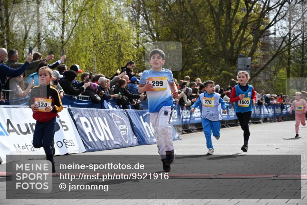 12.04.2026 - 45. Internationalen Wilhelmsburger Insellauf J. Mangold http://msf.ph/oto/9521916 12.04.2026 14:20:52 Ziel 431, 135, 545, 537, 30, 133, 977, 84, 1606, 473, 956, 467, 324, 299, 1605, 278, 760 meine-sportfotos.de