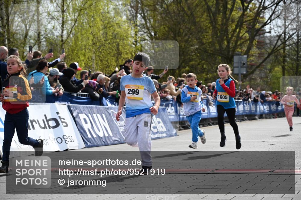 12.04.2026 - 45. Internationalen Wilhelmsburger Insellauf J. Mangold http://msf.ph/oto/9521919 12.04.2026 14:20:53 Ziel 537, 30, 133, 977, 84, 1606, 473, 956, 467, 324, 299, 1605, 278, 760 meine-sportfotos.de