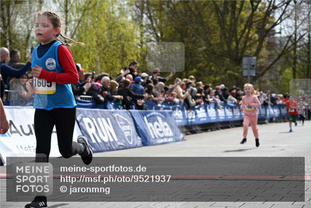 12.04.2026 - 45. Internationalen Wilhelmsburger Insellauf J. Mangold http://msf.ph/oto/9521937 12.04.2026 14:20:54 Ziel 1606, 473, 956, 467, 324, 299, 1605, 278, 760 meine-sportfotos.de