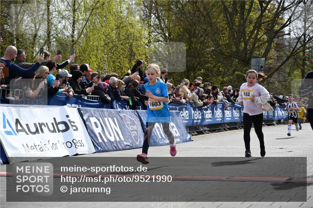 12.04.2026 - 45. Internationalen Wilhelmsburger Insellauf J. Mangold http://msf.ph/oto/9521990 12.04.2026 14:21:04 Ziel 437, 1616, 692, 696, 107, 818, 732, 756, 1603, 162, 280, 149 meine-sportfotos.de