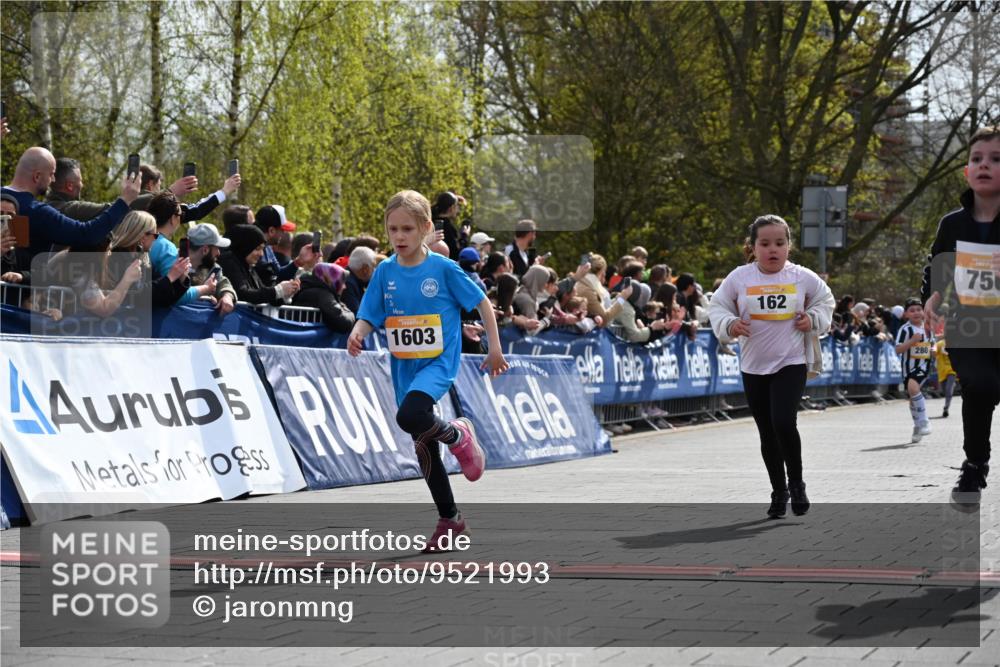 12.04.2026 - 45. Internationalen Wilhelmsburger Insellauf J. Mangold http://msf.ph/oto/9521993 12.04.2026 14:21:04 Ziel 437, 1616, 692, 696, 107, 818, 732, 756, 1603, 162, 280, 149 meine-sportfotos.de