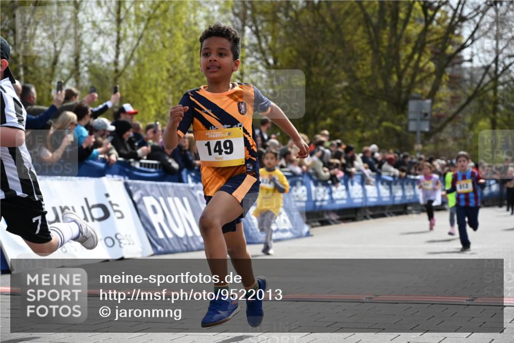 12.04.2026 - 45. Internationalen Wilhelmsburger Insellauf J. Mangold http://msf.ph/oto/9522013 12.04.2026 14:21:09 Ziel 162, 280, 149, 634, 812, 618, 241 meine-sportfotos.de