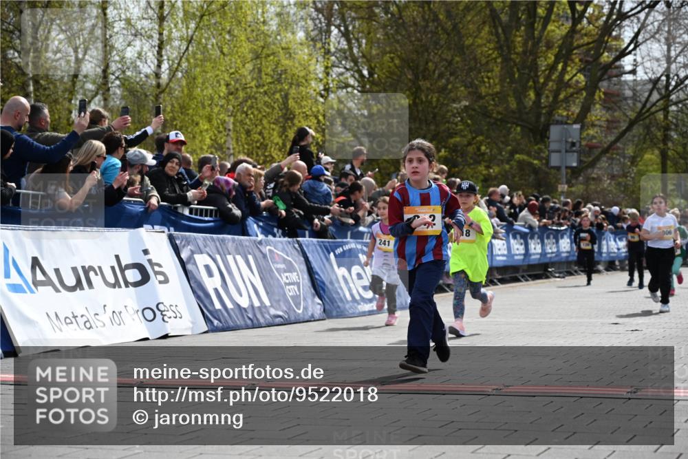 12.04.2026 - 45. Internationalen Wilhelmsburger Insellauf J. Mangold http://msf.ph/oto/9522018 12.04.2026 14:21:11 Ziel 280, 149, 634, 812, 618, 241, 306, 1001, 130, 126, 460 meine-sportfotos.de