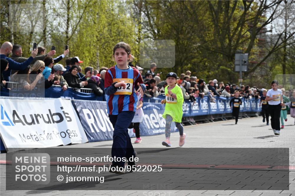 12.04.2026 - 45. Internationalen Wilhelmsburger Insellauf J. Mangold http://msf.ph/oto/9522025 12.04.2026 14:21:11 Ziel 280, 149, 634, 812, 618, 241, 306, 1001, 130, 126, 460 meine-sportfotos.de