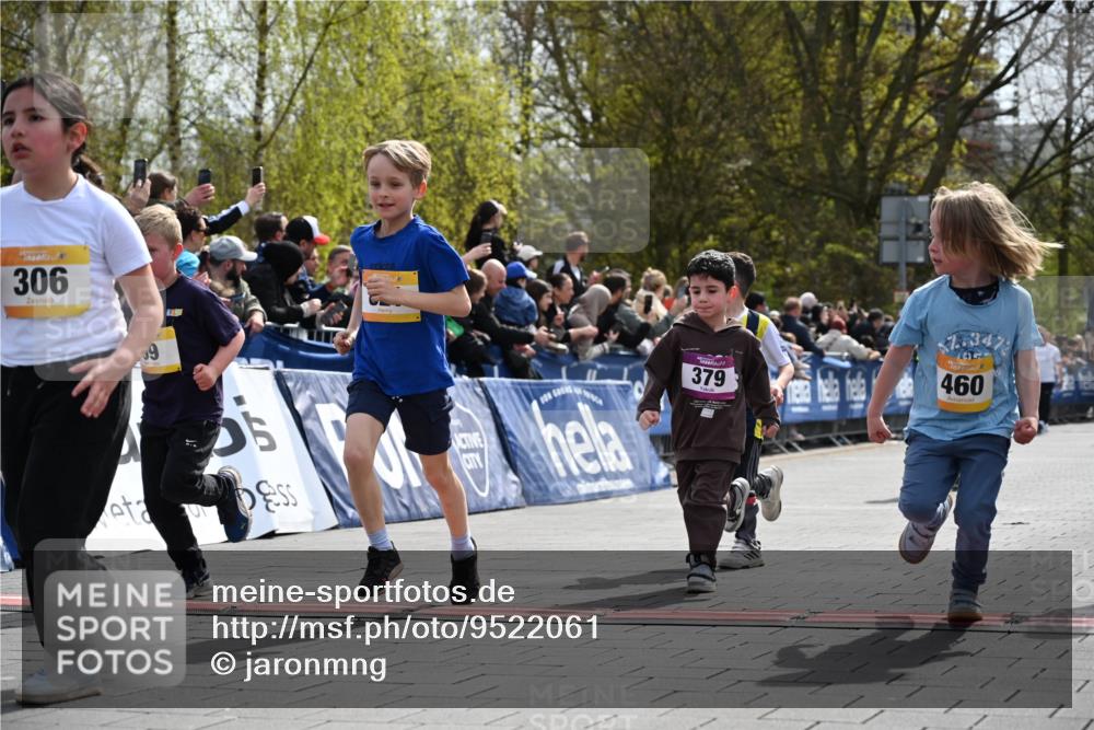 12.04.2026 - 45. Internationalen Wilhelmsburger Insellauf J. Mangold http://msf.ph/oto/9522061 12.04.2026 14:21:16 Ziel 618, 241, 306, 1001, 130, 126, 460, 821, 99, 771, 62, 768, 937, 263, 139, 1611 meine-sportfotos.de