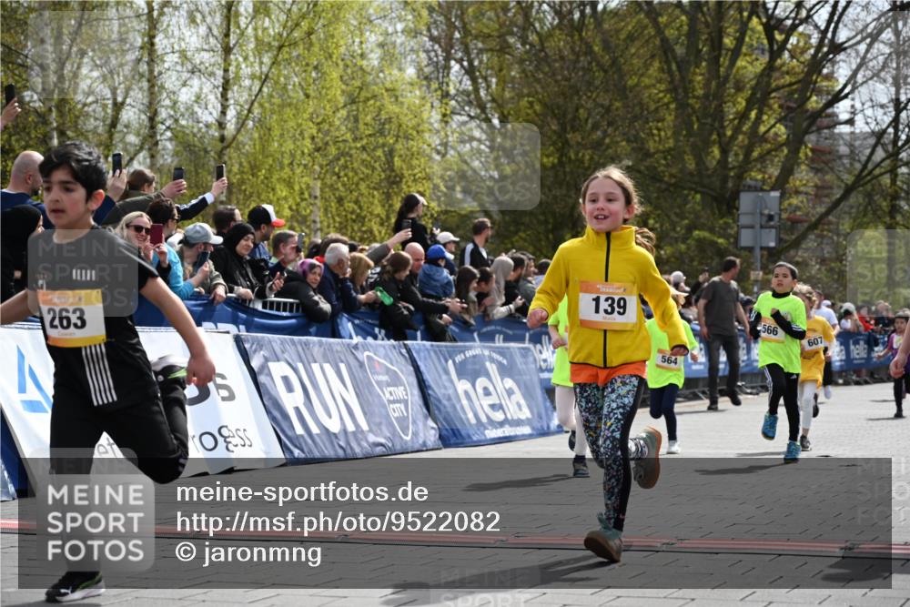 12.04.2026 - 45. Internationalen Wilhelmsburger Insellauf J. Mangold http://msf.ph/oto/9522082 12.04.2026 14:21:20 Ziel 821, 99, 771, 62, 768, 937, 263, 139, 1611, 629, 566, 564, 607, 980 meine-sportfotos.de