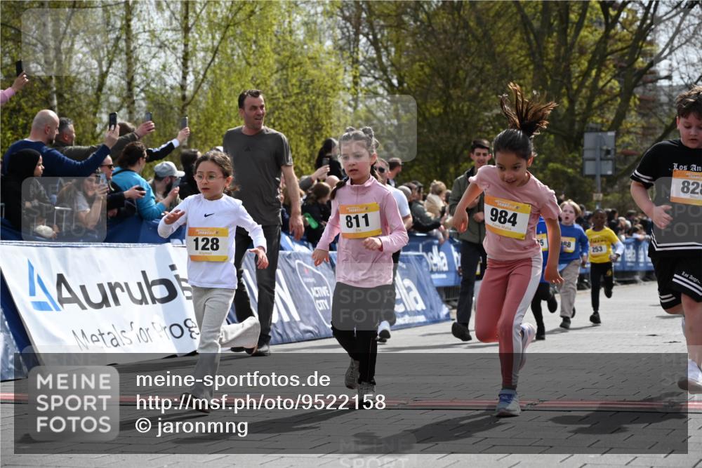 12.04.2026 - 45. Internationalen Wilhelmsburger Insellauf J. Mangold http://msf.ph/oto/9522158 12.04.2026 14:21:29 Ziel 1630, 991, 302, 562, 309, 282, 528, 797, 984, 811, 128, 828, 1005, 925, 253, 988, 964 meine-sportfotos.de