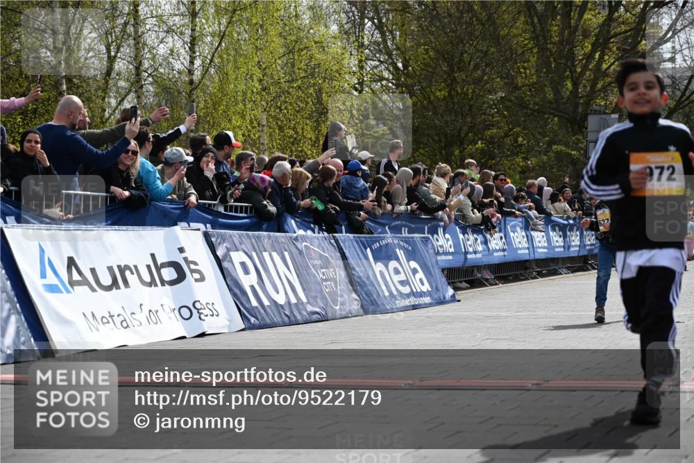 12.04.2026 - 45. Internationalen Wilhelmsburger Insellauf J. Mangold http://msf.ph/oto/9522179 12.04.2026 14:21:35 Ziel 925, 253, 988, 964, 972, 1627, 951, 260, 957, 823 meine-sportfotos.de