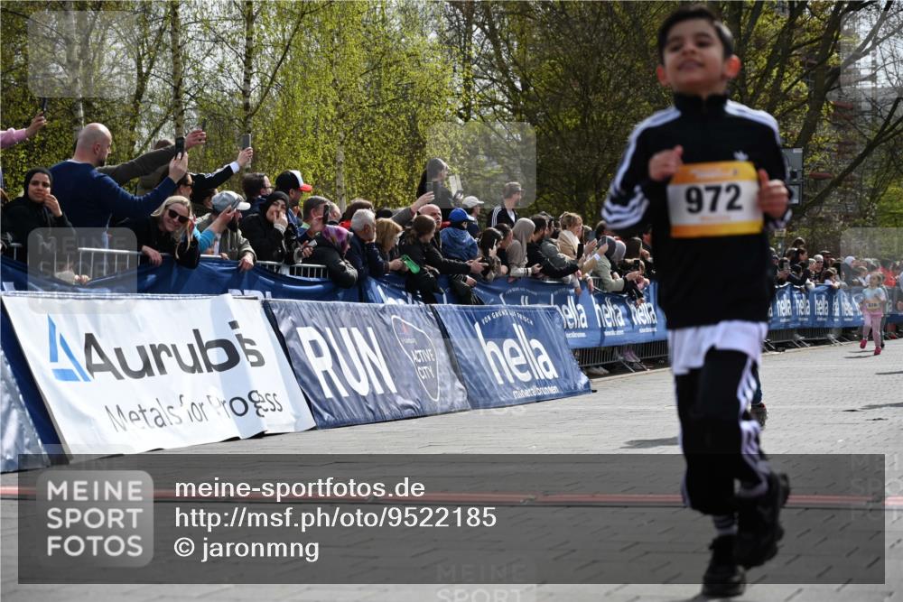 12.04.2026 - 45. Internationalen Wilhelmsburger Insellauf J. Mangold http://msf.ph/oto/9522185 12.04.2026 14:21:35 Ziel 925, 253, 988, 964, 972, 1627, 951, 260, 957, 823 meine-sportfotos.de