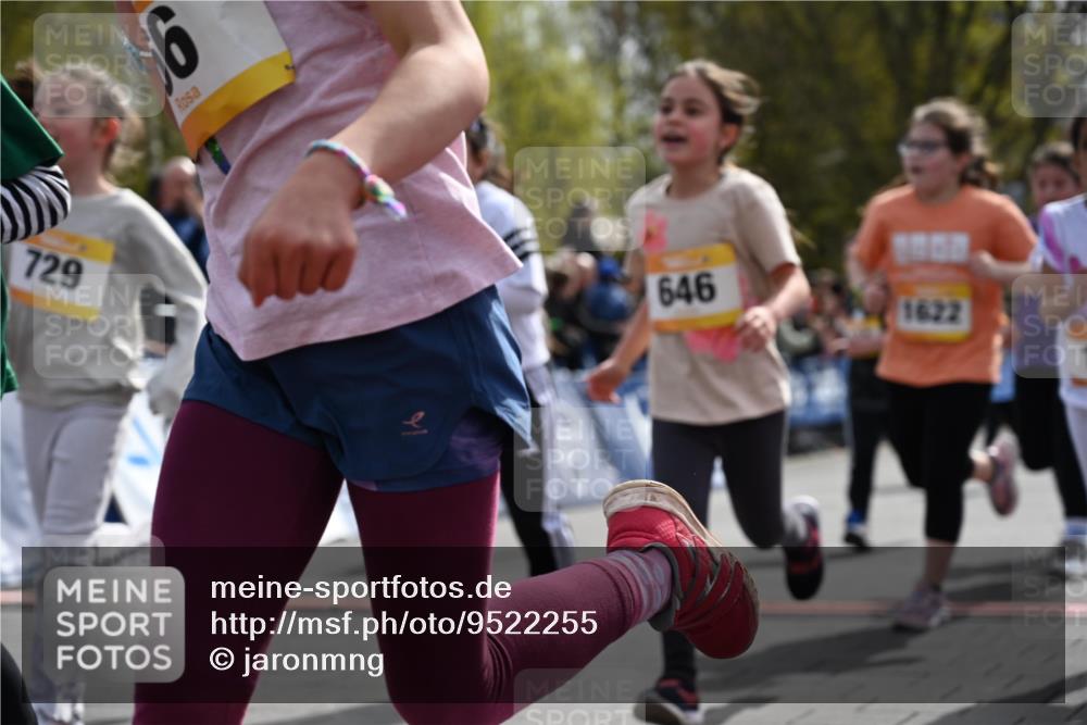 12.04.2026 - 45. Internationalen Wilhelmsburger Insellauf J. Mangold http://msf.ph/oto/9522255 12.04.2026 14:21:49 Ziel 838, 234, 111, 66, 136, 729, 769, 646, 159, 1622, 317, 283, 134, 316, 792, 763, 255, 65, 1617 meine-sportfotos.de