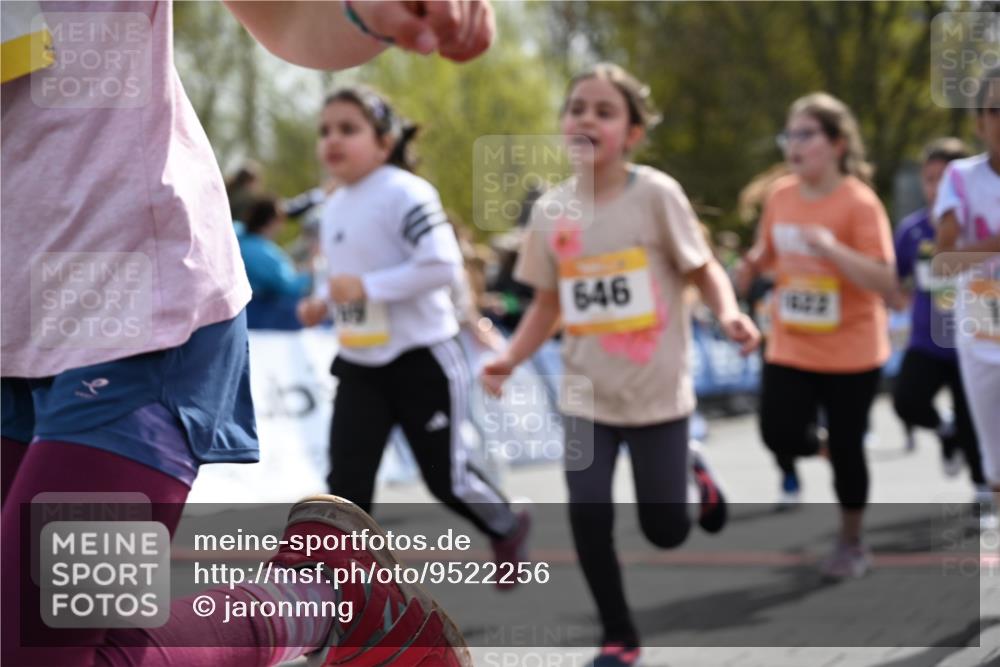 12.04.2026 - 45. Internationalen Wilhelmsburger Insellauf J. Mangold http://msf.ph/oto/9522256 12.04.2026 14:21:49 Ziel 838, 234, 111, 66, 136, 729, 769, 646, 159, 1622, 317, 283, 134, 316, 792, 763, 255, 65, 1617 meine-sportfotos.de