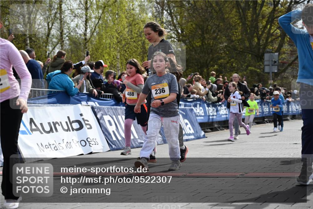 12.04.2026 - 45. Internationalen Wilhelmsburger Insellauf J. Mangold http://msf.ph/oto/9522307 12.04.2026 14:21:57 Ziel 255, 65, 1617, 969, 799, 974, 482, 236, 810, 488, 814, 95, 409, 595, 673 meine-sportfotos.de