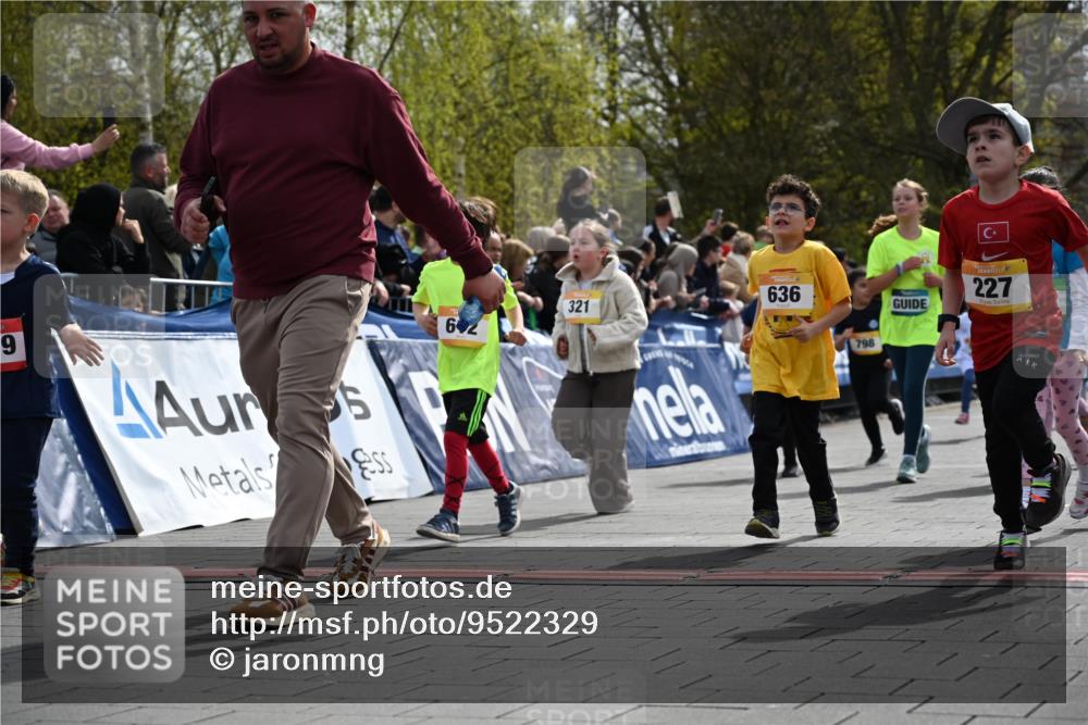 12.04.2026 - 45. Internationalen Wilhelmsburger Insellauf J. Mangold http://msf.ph/oto/9522329 12.04.2026 14:22:05 Ziel 673, 924, 824, 227, 636, 612, 321, 695, 798, 971, 807, 685 meine-sportfotos.de