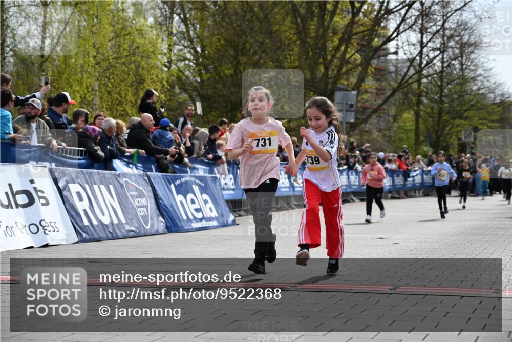 12.04.2026 - 45. Internationalen Wilhelmsburger Insellauf J. Mangold http://msf.ph/oto/9522368 12.04.2026 14:22:22 Ziel 805, 272, 124, 731, 739, 580, 835 meine-sportfotos.de