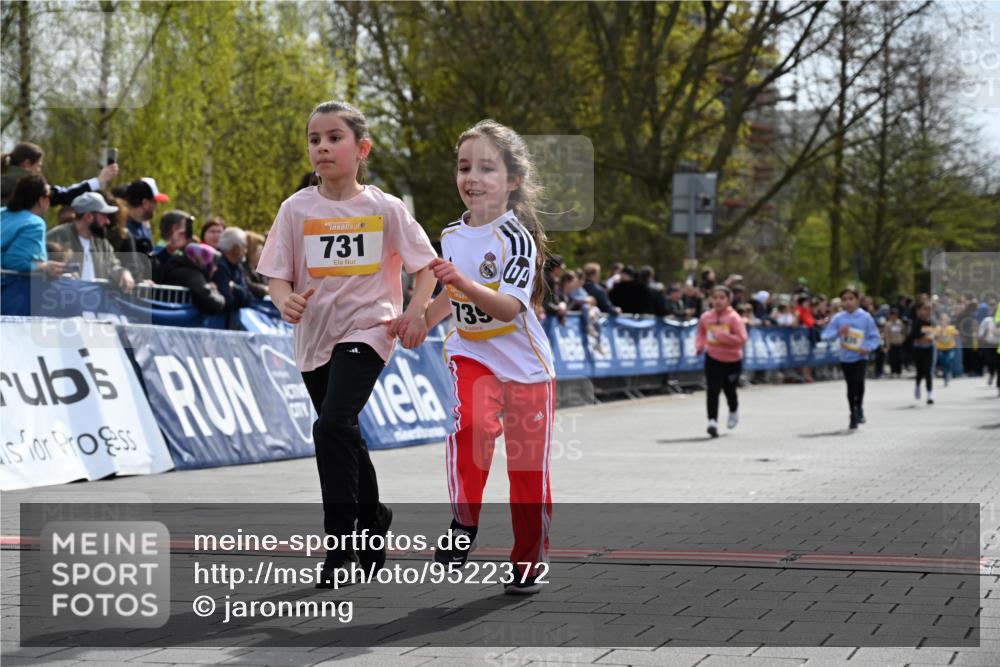 12.04.2026 - 45. Internationalen Wilhelmsburger Insellauf J. Mangold http://msf.ph/oto/9522372 12.04.2026 14:22:22 Ziel 805, 272, 124, 731, 739, 580, 835 meine-sportfotos.de