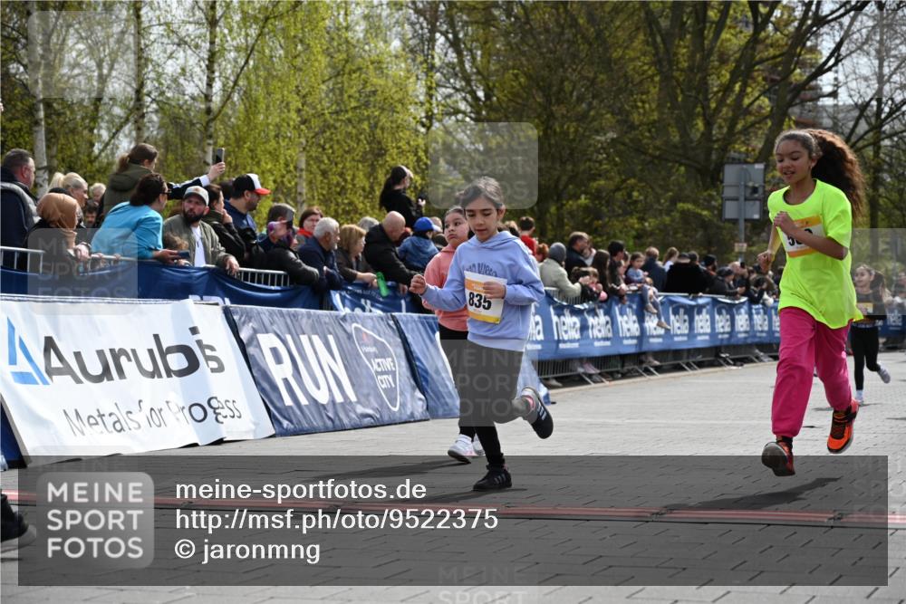 12.04.2026 - 45. Internationalen Wilhelmsburger Insellauf J. Mangold http://msf.ph/oto/9522375 12.04.2026 14:22:26 Ziel 731, 739, 580, 835, 752, 761, 559, 315, 973 meine-sportfotos.de