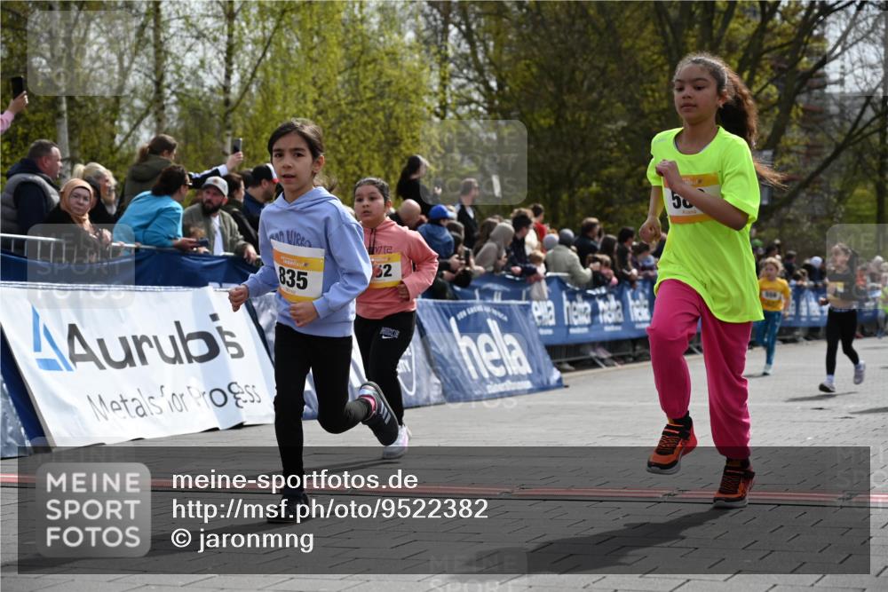 12.04.2026 - 45. Internationalen Wilhelmsburger Insellauf J. Mangold http://msf.ph/oto/9522382 12.04.2026 14:22:26 Ziel 731, 739, 580, 835, 752, 761, 559, 315, 973 meine-sportfotos.de