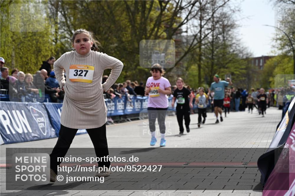 12.04.2026 - 45. Internationalen Wilhelmsburger Insellauf J. Mangold http://msf.ph/oto/9522427 12.04.2026 14:22:42 Ziel 327, 1609 meine-sportfotos.de