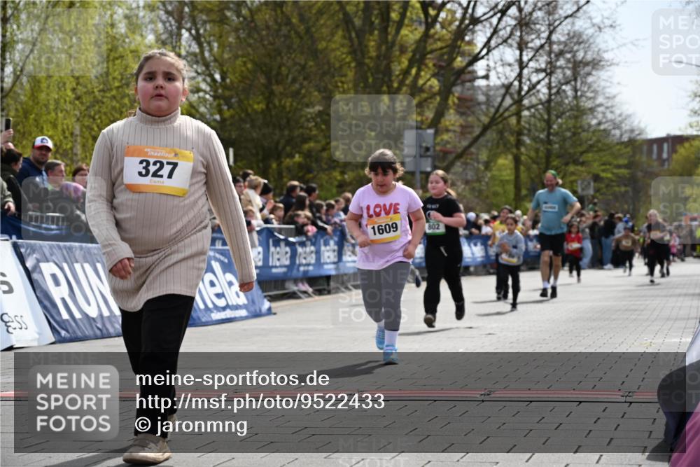 12.04.2026 - 45. Internationalen Wilhelmsburger Insellauf J. Mangold http://msf.ph/oto/9522433 12.04.2026 14:22:43 Ziel 327, 1609, 780 meine-sportfotos.de