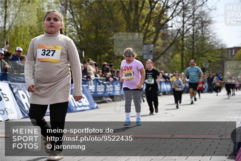 12.04.2026 - 45. Internationalen Wilhelmsburger Insellauf J. Mangold http://msf.ph/oto/9522435 12.04.2026 14:22:43 Ziel 327, 1609, 780 meine-sportfotos.de