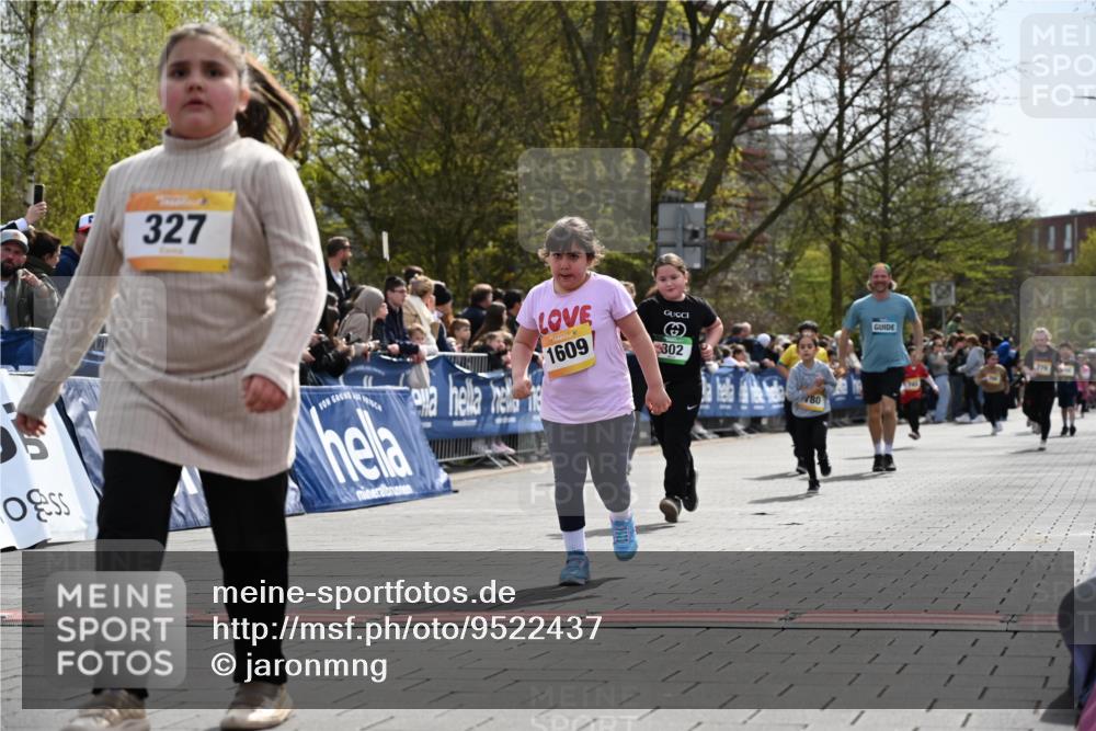12.04.2026 - 45. Internationalen Wilhelmsburger Insellauf J. Mangold http://msf.ph/oto/9522437 12.04.2026 14:22:43 Ziel 327, 1609, 780 meine-sportfotos.de