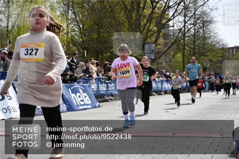 12.04.2026 - 45. Internationalen Wilhelmsburger Insellauf J. Mangold http://msf.ph/oto/9522438 12.04.2026 14:22:43 Ziel 327, 1609, 780 meine-sportfotos.de