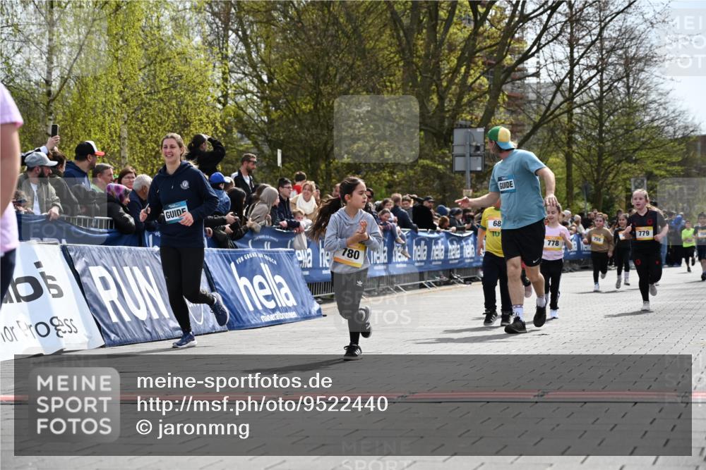 12.04.2026 - 45. Internationalen Wilhelmsburger Insellauf J. Mangold http://msf.ph/oto/9522440 12.04.2026 14:22:46 Ziel 1609, 780, 743, 778, 779 meine-sportfotos.de